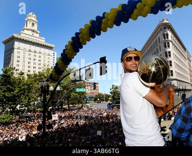 12 juin 2018 - Oakland, CA, États-Unis - Stephen Curry des Golden State Warriors remporte le trophée du championnat Larry O'Brien NBA alors qu'il monte dans un bus à impériale pendant le défilé du championnat de l'équipe dans le centre-ville d'Oakland, Calif, le mardi 12 juin 2018. (Crédit image : © Ray Chavez/TNS via ZUMA Wire) Banque D'Images