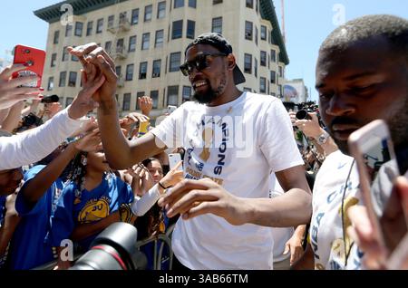 12 juin 2018 - Oakland, CA, États-Unis - Kevin durant, des Golden State Warriors, accueille les fans lors du défilé de championnat de l'équipe au centre-ville d'Oakland, Calif, le mardi 12 juin 2018. (Crédit image : © Jane Tyska/TNS via ZUMA Wire) Banque D'Images