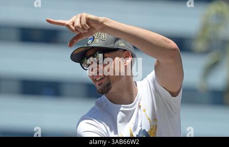 12 juin 2018 - Oakland, CA, États-Unis - Klay Thompson fait des gestes lors de la parade du championnat des Golden State Warriors au centre-ville d'Oakland, Calif, le mardi 12 juin 2018. (Crédit image : © Doug Duran/TNS via ZUMA Wire) Banque D'Images