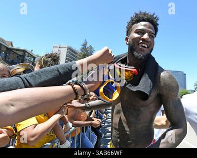 12 juin 2018 - Oakland, CA, États-Unis - Jordan Bell, joueur des Golden State Warriors, accueille les fans lors du défilé de championnat de l'équipe au centre-ville d'Oakland, Calif, le mardi 12 juin 2018. (Crédit image : © Doug Duran/TNS via ZUMA Wire) Banque D'Images