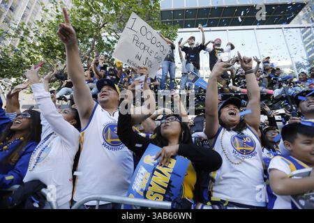 12 juin 2018 - Oakland, CA, États-Unis - les fans encouragent pendant le défilé du championnat des Golden State Warriors dans le centre-ville d'Oakland, Calif, le mardi 12 juin 2018. (Crédit image : © Laura A. Oda/TNS via ZUMA Wire) Banque D'Images