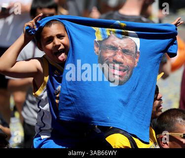 12 juin 2018 - Oakland, CA, États-Unis - Un fan des Golden State Warriors fait des visages alors qu'il tient un t-shirt mettant en vedette LeBron James des cavaliers de Cleveland lors de la parade de championnat de l'équipe dans le centre-ville d'Oakland, Calif, le mardi 12 juin 2018. (Crédit image : © Ray Chavez/TNS via ZUMA Wire) Banque D'Images