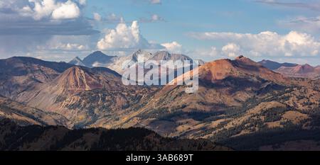Capturé près de Crested Butte, Colorado, ce superbe panorama de montagne met en vedette la chaîne des élans illuminée par une douce lumière du soir. Banque D'Images