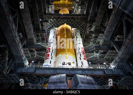 KSC, Floride, États-Unis. 23 mars 2025. Les équipes de NASAS exploration Ground Systems et de l'entrepreneur principal Amentum intègrent la fusée Lune SLS (Space Launch System) avec les propulseurs de fusée solide sur le lanceur mobile 1 à l'intérieur de High Bay 3 du bâtiment d'assemblage de véhicules au Centre spatial Kennedy de NASAS le dimanche 23 mars 2025. Artemis II est le premier vol d'essai avec équipage dans le cadre de la campagne NASAS Artemis et est une autre étape vers des missions sur la surface lunaire et aider l'agence à se préparer pour de futures missions humaines sur mars. Crédit : Frank Michaux/NASA/ZUMA Wire/Alamy Live News Banque D'Images