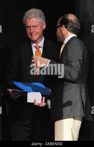 21 janvier 2011 - Miami Beach, Floride, États-Unis d'Amérique - MIAMI, FL - 21 JANVIER : L'ancien président des États-Unis Bill Clinton assiste à l'annonce de l'Alliance pour une génération plus saine à l'Edison Middle School le 21 janvier 2011 à Miami, Floride...People : Bill Clinton. (Crédit image : © SMG via ZUMA Wire) Banque D'Images
