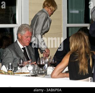 21 janvier 2011 - Miami Beach, Floride, États-Unis d'Amérique - MIAMI BEACH FL - 21 JANVIER : L'actrice Cameron Diaz et Alex Rodriguez profitent d'un dîner romantique à Miami avec l'ancien président Bill Clinton au Prime 112 Steakhouse. Le 21 janvier 2011 à Miami Beach, Floride... personnes : Cameron Diaz Alex Rodriguez Bill Clinton. (Crédit image : © SMG via ZUMA Wire) Banque D'Images