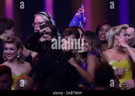 10 mai 2018 - Lisbonne, Portugal - la chanteuse australienne Jessica Mauboy (R ) et le chanteur suédois Benjamin Ingrosso (C ) célèbrent leur qualification pour la finale lors de la deuxième demi-finale du concours Eurovision de la chanson 2018, à l'Altice Arena de Lisbonne, Portugal, le 10 mai 2018. (Crédit image : © Pedro Fiuza via ZUMA Wire) Banque D'Images
