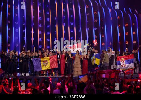 10 mai 2018 - Lisbonne, Portugal - les 10 artistes qui se qualifient pour la finale : Jessica Mauboy d'Australie, Rasmussen du Danemark, AWS de Hongrie, DoReDos de Moldavie, Waylon des pays-Bas, Alexander Rybak de Norvège, Sanja Ilic & Balkanika de Serbie, Lea Sirk de Slovénie, Benjamin Ingrosso de Suède et Melovin d'Ukraine, célèbrent sur scène la deuxième demi-finale du concours Eurovision de la chanson 2018, à l'Altice Arena de Lisbonne, Portugal, le 10 mai 2018. (Crédit image : © Pedro Fiuza via ZUMA Wire) Banque D'Images