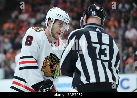 4 mars 2018 : le centre des Blackhawks de Chicago Nick Schmaltz (8) discute avec la ref pendant le temps d'arrêt dans la deuxième période du match entre les Blackhawks de Chicago et les Ducks d'Anaheim, Honda Center à Anaheim, CA, Peter Joneleit(Credit image : &copy ; Peter Joneleit/CSM via ZUMA Wire) Banque D'Images