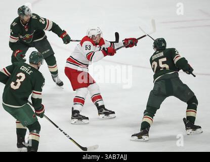 6 mars 2018 - établi Paul, MN, USA - Minnesota Wild Defenseman Jonas Brodin (25) Poke vérifie le palet loin de l'aile gauche des Carolina Hurricanes Jeff Skinner (53), l'envoyant en l'air en troisième période le mardi 6 mars 2018 au Xcel Energy Center à Paul, Minn. Le défenseur sauvage Matt Dumba (24 ans) et le centre Charlie Coyle (3 ans) l'ont soutenu dans la pièce. (Crédit image : © Jeff Wheeler/TNS via ZUMA Wire) Banque D'Images