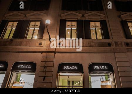ROME, ITALIE - 15 JANVIER 2025 : Boutique Prada illuminée à Rome, Italie. Prada est un créateur de mode de luxe, fabricant et détaillant de l'Italie. Banque D'Images