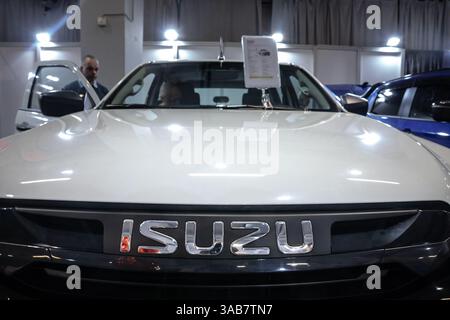 BELGRADE, SERBIE - 22 MARS 2025 : logo d'Isuzu sur une camionnette affichée chez un concessionnaire à Belgrade. isuzu est un constructeur automobile japonais Banque D'Images