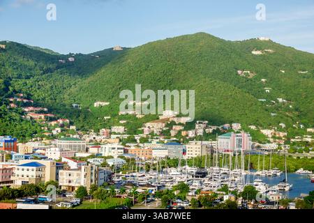 Road Town Tortola Îles Vierges britanniques, Road Harbour, The Moorings Marina, Village Cay Marina, Wickhams Cay II 2, chaîne de montagnes centrale, colonne vertébrale, h. Banque D'Images