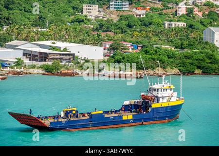 Road Town Tortola, îles Vierges britanniques BVI, port de Road Harbour, baie de Baughers, navire de fret amarré, bateau utilitaire de travail, embarcation de débarquement à pont plat, fret Banque D'Images