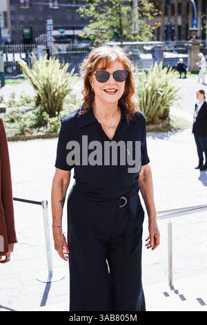 Milan, Italie. 01st Apr, 2025. L'actrice américaine Susan Sarandon est vue marcher dans les rues du centre en direction de l'événement d'ouverture de la Milano Art week 2025 à Milan. Crédit : SOPA images Limited/Alamy Live News Banque D'Images