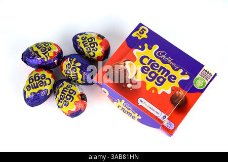 Œufs Cadbury Creme sortis de la boîte – pays de Galles, Royaume-Uni – 30 mars 2025 Banque D'Images