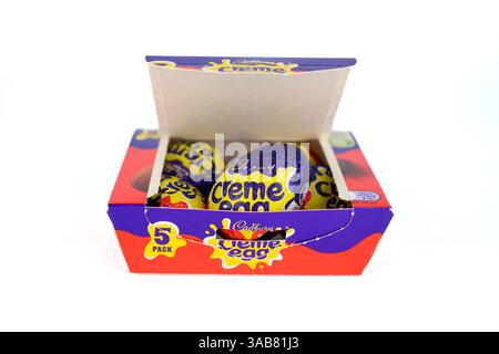 Boîte ouverte d’œufs Cadbury Creme – pays de Galles, Royaume-Uni – 30 mars 2025 Banque D'Images