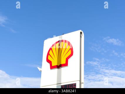 Belek, Turquie, 9 mai 2024 : panneau de la station-service Shell. Logo Shell à la station-service. Shell est une multinationale britannique de pétrole et de gaz. Banque D'Images
