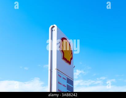 Belek, Turquie, 9 mai 2024 : panneau de la station-service Shell. Logo Shell à la station-service. Shell est une multinationale britannique de pétrole et de gaz. Banque D'Images