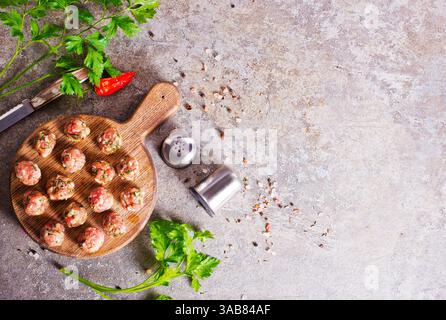 Boulettes de viande de viande hachée crue Banque D'Images
