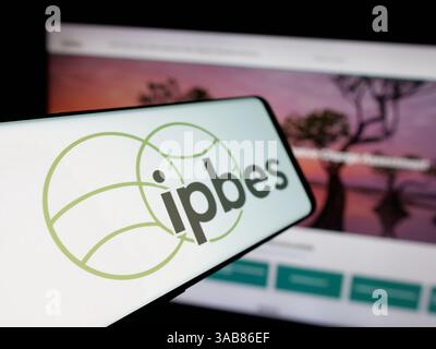 Allemagne. 07 mars 2025. Dans cette illustration photo, un smartphone avec le logo de l'organisation intergouvernementale IPBES est vu sur l'écran en face du site Web. (Photo timon Schneider/SOPA images/SIPA USA) *** strictement à des fins éditoriales *** crédit : SIPA USA/Alamy Live News Banque D'Images