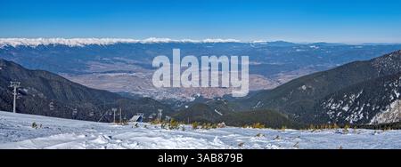 Vue panoramique sur la belle ville de Bansko vu au bas des sommets de montagne Pirin Banque D'Images
