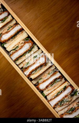 Sando katsu japonais croustillant – authentique sandwich Tonkatsu avec côtelette de porc juteuse Banque D'Images