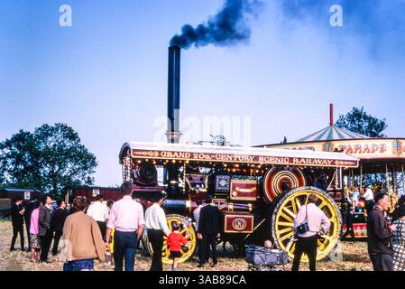 Debden Steam Rally en 1969. Burrell Special Scenic Showman's Road locomotive no 3886, nommée Lord Lascelles, construite en 1921 et immatriculée XF 8162. Moteur de traction avec titres publicitaires « Grand 20th Century Scenic Railway ». Ce moteur était nouveau pour Harry Gray en avril 1921 et a voyagé avec Gray's Scenic Ride jusqu'en 1939 Banque D'Images