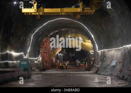 Italia. 02 avril 2025. Les chantiers du tunnel de base Lyon-Turin, où la nouvelle TBM (tunnel Boring machine) 'Viviana' a été inaugurée. - Mardi 01 avril 2025, Italie. Actualités (photo de Marco Alpozzi/LaPresse) crédit : LaPresse/Alamy Live News Banque D'Images