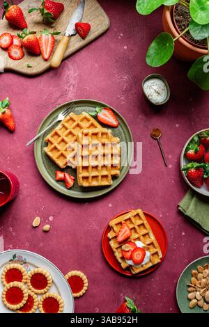 Un petit déjeuner rustique confortable avec gaufres faites maison et fraises fraîches. Servi avec noix et yaourt. Un mélange parfait de doux et réconfortant Banque D'Images