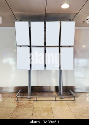 Un panneau d'information moderne de l'aéroport avec des écrans vierges, attendant d'afficher les détails du vol. Le design comprend des cadres métalliques et un aes épuré et minimaliste Banque D'Images