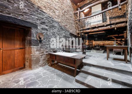 Une cuisine rustique authentique avec des murs en pierre et des poutres en bois dans une maison de campagne historique à Lugo, en Espagne, avec des meubles vintage et traditiona Banque D'Images