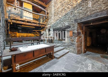 L''intérieur rustique et traditionnel d''une maison de campagne en pierre à Lugo, en Espagne, dispose d''un balcon en bois et d''un mobilier d''époque. Banque D'Images