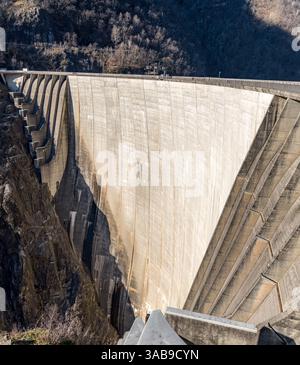 Vue aérienne de l'emblématique barrage de Contra dans la vallée de Verzasca, situé dans le pittoresque quartier de Locarno au Tessin, en Suisse, mettant en valeur ses vastes Banque D'Images