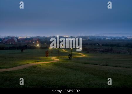 Espace vert du parc Longford à l'aube en mars. Banbury, Oxfordshire, Angleterre Banque D'Images