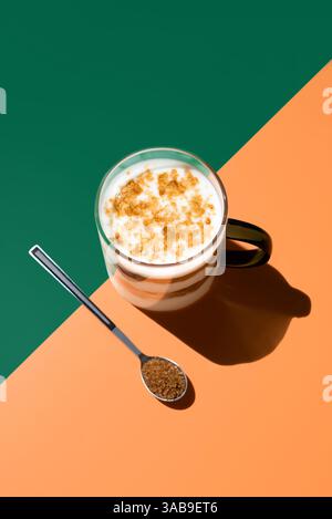 Vue de dessus d'une délicieuse portion de crème au fromage mascarpone recouverte de confiture d'orange, saupoudrée de cassonade, présentée dans un verre clair avec Banque D'Images