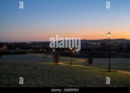 Espace vert du parc Longford à l'aube en mars. Banbury, Oxfordshire, Angleterre Banque D'Images