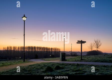 Espace vert du parc Longford à l'aube en mars. Banbury, Oxfordshire, Angleterre Banque D'Images