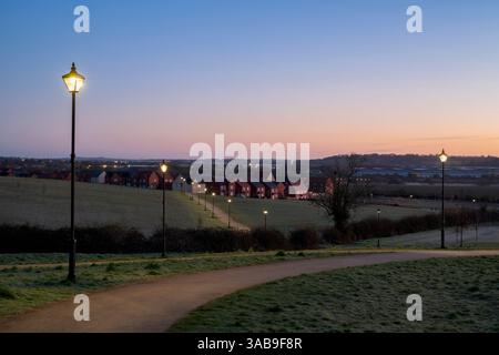 Espace vert du parc Longford à l'aube en mars. Banbury, Oxfordshire, Angleterre Banque D'Images