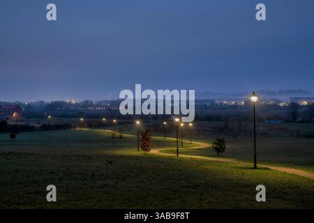 Espace vert du parc Longford à l'aube en mars. Banbury, Oxfordshire, Angleterre Banque D'Images