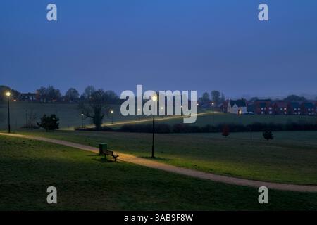 Espace vert du parc Longford à l'aube en mars. Banbury, Oxfordshire, Angleterre Banque D'Images