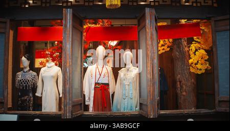 Chengdu, Sichuan, Chine. Mannequins en robes chinoises traditionnelles. Boutique de vêtements à Jing Li Street. Classé premier dans les plus belles rues du monde Banque D'Images
