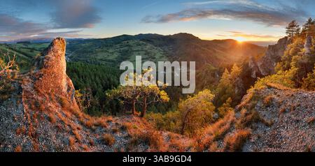 Vue panoramique sur la chaîne de montagnes sous le coucher de soleil bleu et orange coloré en Slovaquie. Paysage forestier rocheux Banque D'Images