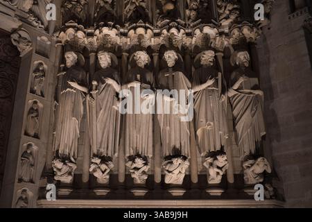 Six des douze Apôtres Paul, James l'ancien, Thomas, Philip Jude et Mathew sur le côté droit de l'entrée de notre Dame Banque D'Images