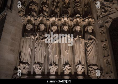 Six des 12 Apôtres Bartholomée, Simon, James le jeune, Andreew, John et Peter sur le côté gauche de l'entrée de notre Dame Banque D'Images