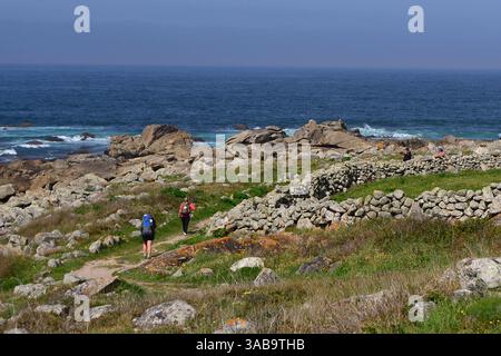 Deux pèlerins sur le Camino de Santiago sur les rives de l'océan Atlantique Banque D'Images