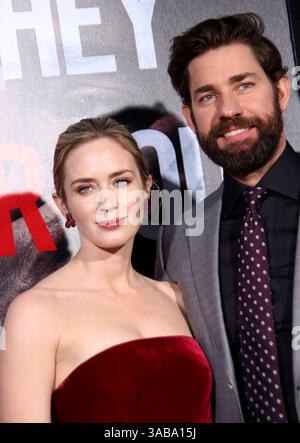 2 avril 2018 - New York, N. Y, États-Unis - EMILY BLUNT et son mari, le réalisateur JOHN KRASINSKI, assistent à la première New-yorkaise de 'A Quiet place' à l'AMC Lincoln Square. (Crédit image : © Sonia Moskowitz/Globe photos via ZUMA Wire) Banque D'Images