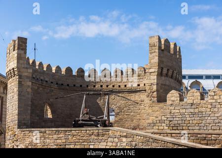 Mur de la forteresse historique avec une catapulte médiévale, mettant en valeur l'architecture ancienne de Bakou forteresse est un bâtiment médiéval à Bakou, Azerbaïdjan, le Banque D'Images