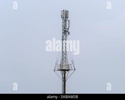 Mât haut avec antennes cellulaires mobiles. Banque D'Images
