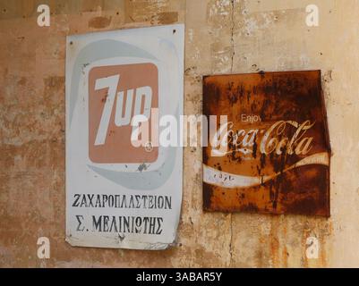 Varosha, Famagouste, Chypre du Nord-mai 09,2014 :Coca Cola vintage et 7 panneaux sur le mur Banque D'Images